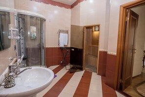 Hair dryer, bidet, towels, soap - Grand Central Residence (Baku)
