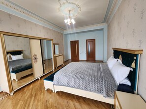 3 bedrooms, iron/ironing board, WiFi, bed sheets - Grand Central Residence (Baku)