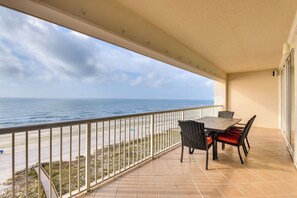Ein Balkon mit Blick auf Strand und Meer.