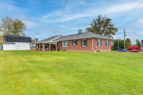 Home w/ Game Room & Large Yard in Parkville