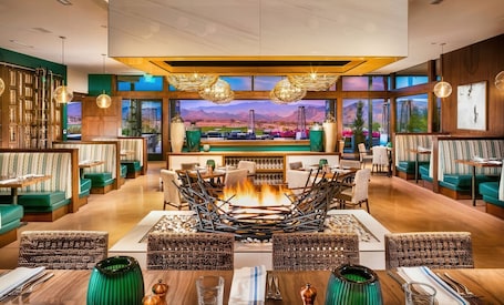 Dining. Upscale Desert Home - Golf, Pool, Dining & Hot Tub