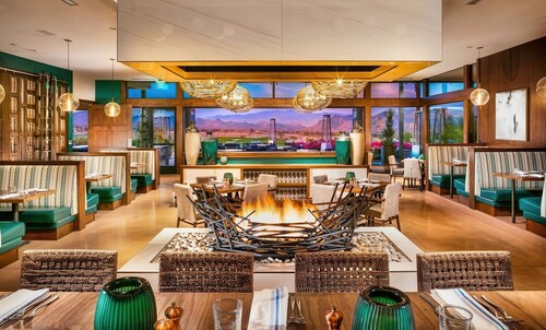 Upscale Desert Home - Golf, Pool, Dining & Hot Tub