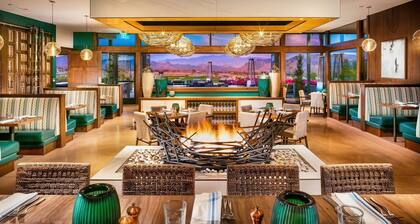 Upscale Desert Home - Golf, Pool, Dining & Hot Tub