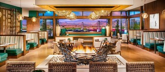 Upscale Desert Home - Golf, Pool, Dining & Hot Tub