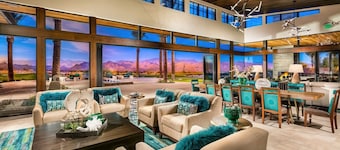 Upscale Desert Home - Golf, Pool, Dining & Hot Tub