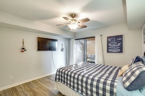 Interior - Lake-view Condo w/ Dock Access in Lake Ozark! (Lake Ozark)