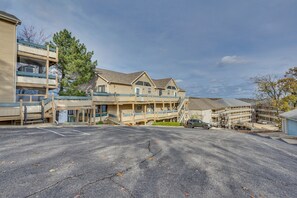Interior - Lake-view Condo w/ Dock Access in Lake Ozark! (Lake Ozark)