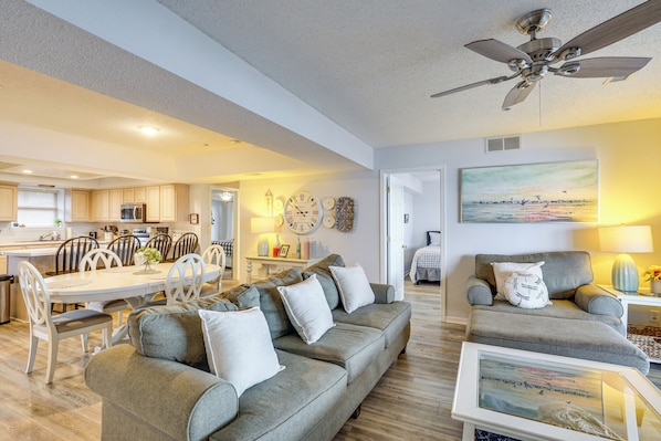 Interior - Lake-view Condo w/ Dock Access in Lake Ozark! (Lake Ozark)