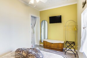 Interior - Walk to Beach & Lighthouse: Port Clinton Studio (Port Clinton)