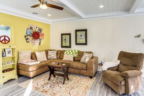 Interior - Walk to Beach & Lighthouse: Port Clinton Studio (Port Clinton)