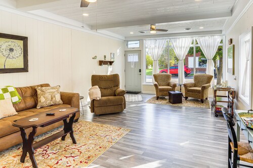 Walk to Beach & Lighthouse: Port Clinton Studio