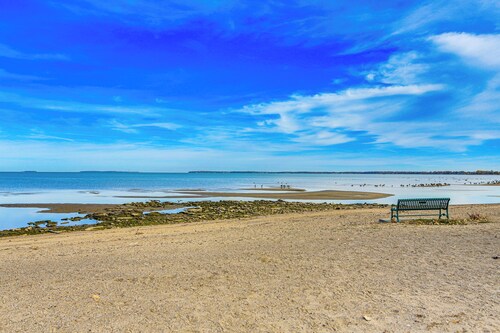 Walk to Beach & Lighthouse: Port Clinton Studio