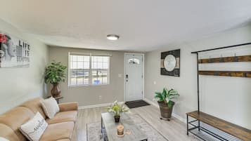 House (6 Bedrooms) | Interior