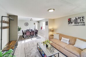 House (6 Bedrooms) | Interior