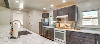 < 1 Mi to Dwtn: Valparaiso Family Home