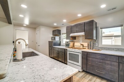 < 1 Mi to Dwtn: Valparaiso Family Home