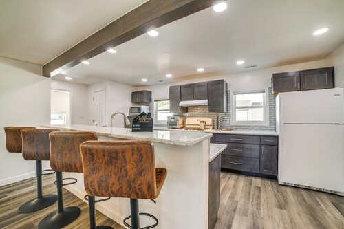 < 1 Mi to Dwtn: Valparaiso Family Home