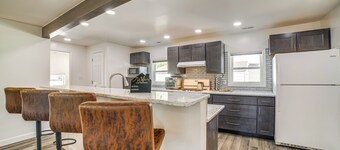 < 1 Mi to Dwtn: Valparaiso Family Home