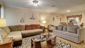 Un salon avec deux canapés, une table basse et des objets de décoration.
