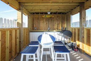 Outdoor dining - Ocean side 7 min Pool Heat walk2beach,6BR,Pool,HotTub,Foosball Pet Friendly (Corolla)