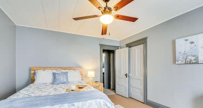 < 2 Mi to Hospitals & University: South Wedge Apt!