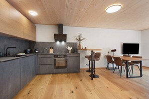 Frigorífico, horno, placa de cocina y lavavajillas