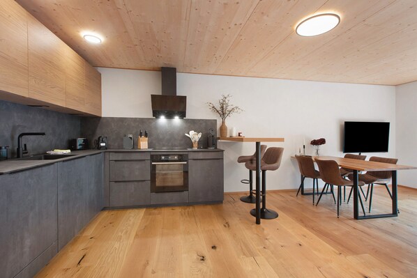 Fridge, oven, stovetop, dishwasher