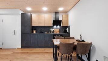 Een koelkast, een oven, een kookplaat, een vaatwasser