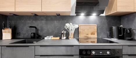 Fridge, oven, stovetop, dishwasher