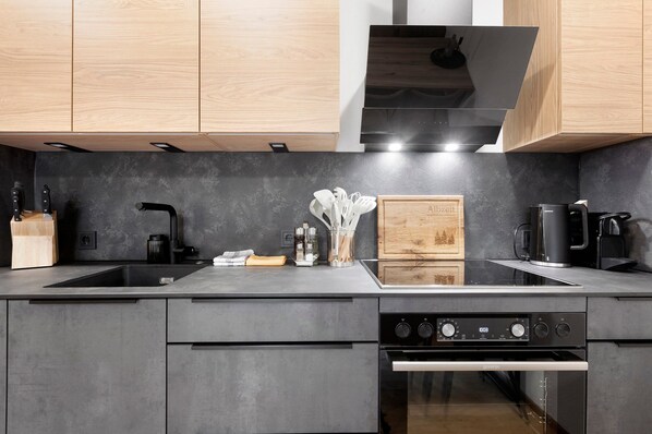 Fridge, oven, stovetop, dishwasher