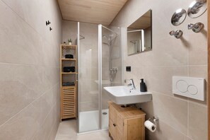 Shower, towels - Apartment 'Fichte' with Balcony and Wi-Fi (Sankt Blasien)