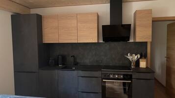 Frigorifero, forno, piano cottura, lavastoviglie