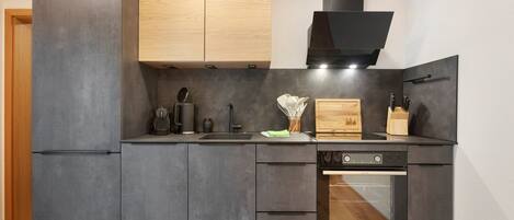 Fridge, oven, stovetop, dishwasher