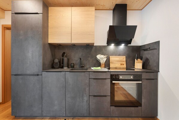 Fridge, oven, stovetop, dishwasher