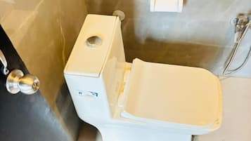Ducha, artículos de tocador gratuitos, bidet, toallas
