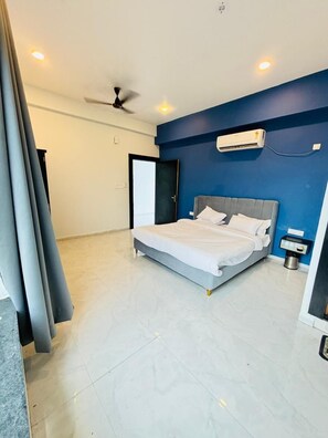 Deluxe Room | Desk, rollaway beds, free WiFi, bed sheets