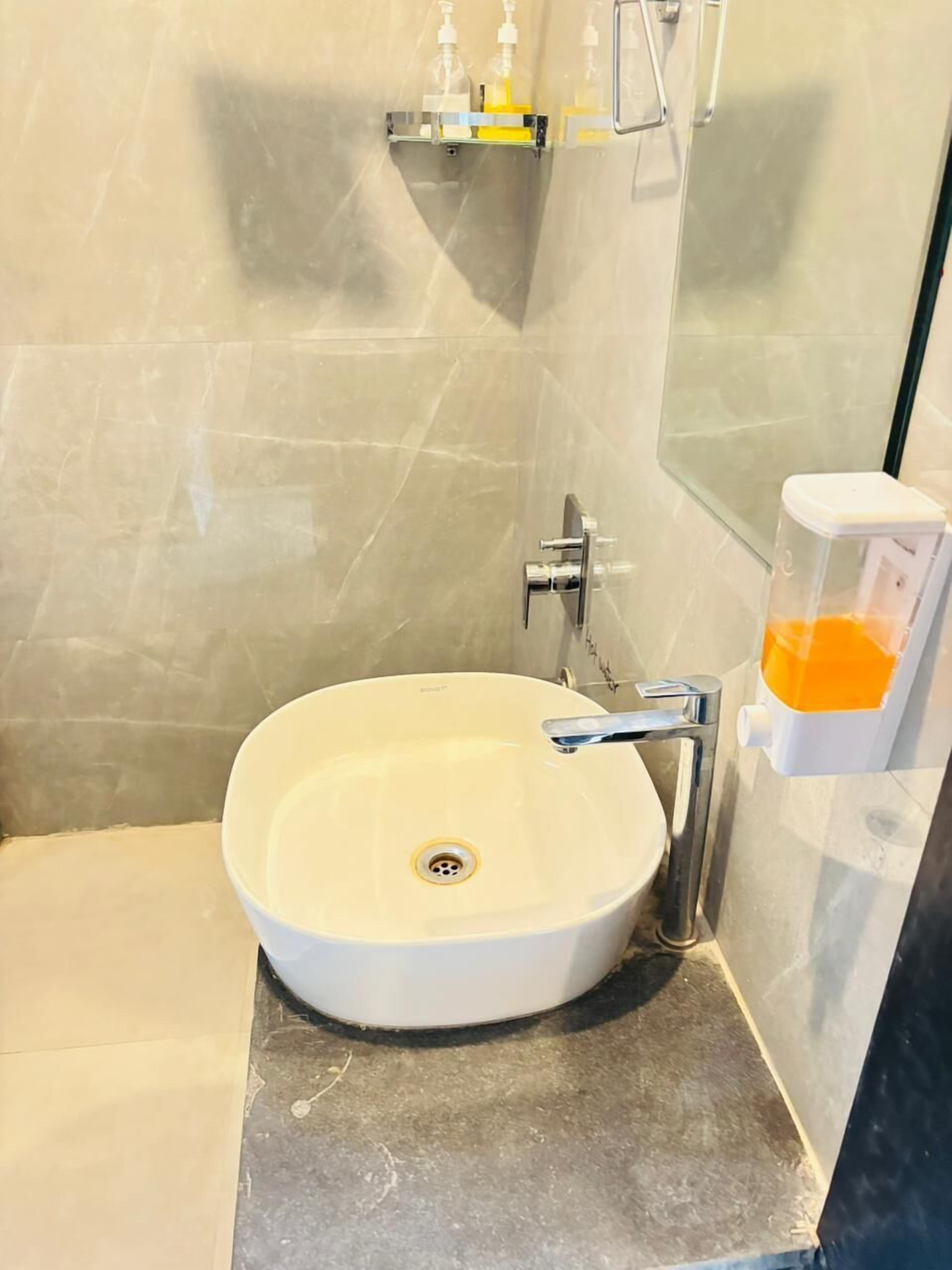 Deluxe Room | Desk, rollaway beds, free WiFi, bed sheets