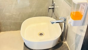 ห้องดีลักซ์ | โต๊ะทำงาน, เตียงเสริม/เปล, Wi-Fi ฟรี, ผ้าปูที่นอน
