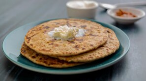 Sarapan bungkus setiap hari (INR 200 seorang)