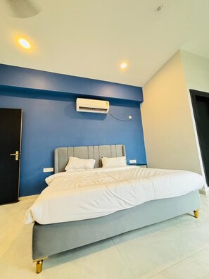 Deluxe Room | Desk, rollaway beds, free WiFi, bed sheets