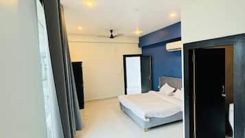 Bàn, giường gấp/giường phụ (phụ phí)