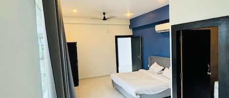 Habitación Deluxe | Escritorio, camas extra, wifi gratis y ropa de cama