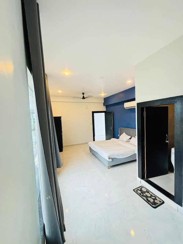 Deluxe Room | Desk, rollaway beds, free WiFi, bed sheets