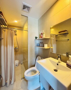 Shower, hair dryer, towels