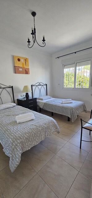 Iron/ironing board, Internet, bed sheets