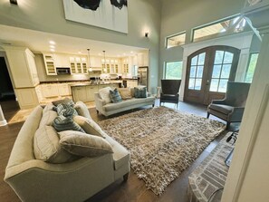 Televisión y chimenea 