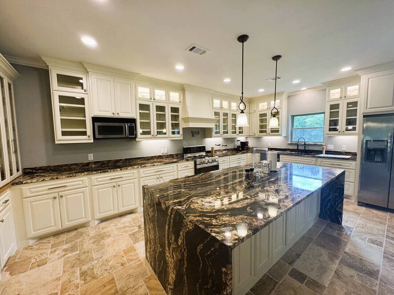 Réfrigérateur, four à micro-ondes, un four, surface de cuisson