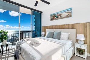 2 bedrooms, iron/ironing board, travel cot, free WiFi - `Skyline Oasis` by Inn Paradise (Surfers Paradise)
