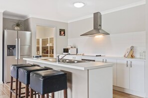 House | 6 bedrooms - Unwind Bulla Hill Heights Retreat (Melbourne)