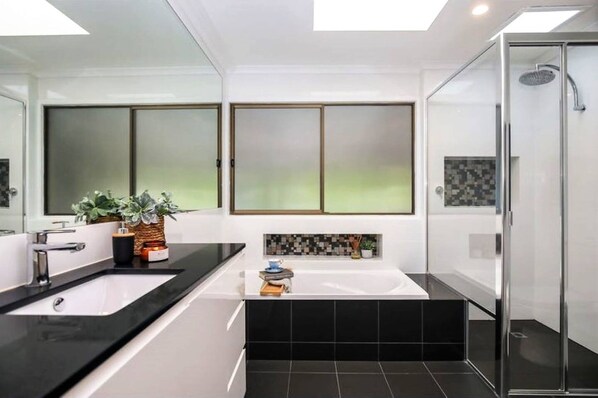 House | 5 bedrooms - Hawthorndene Masterpiece Squash Court Pool (Adelaide)